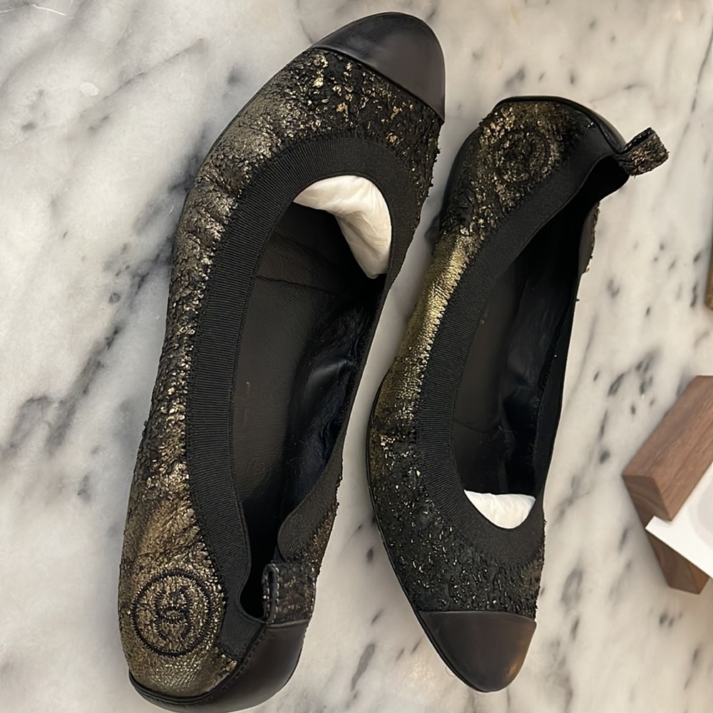 Chanel Gold Metallic Black Cracked Leather Elastic Trim Ballerina Flats